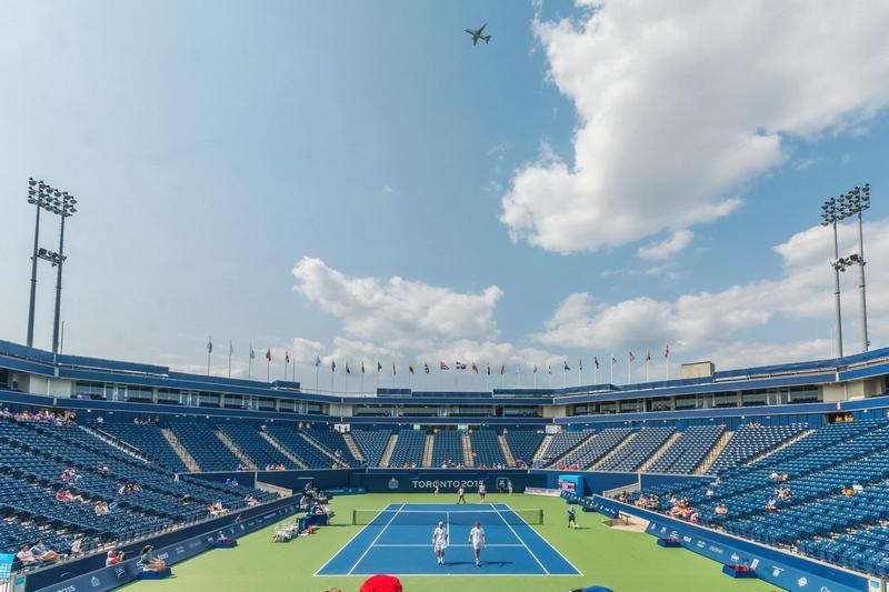 Persone su un campo da tennis blu e verde